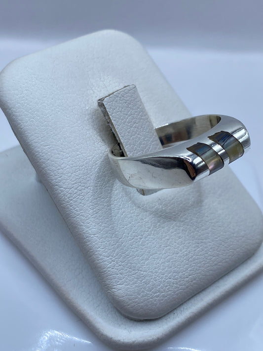 Anillo unisex de Taxco visto lateralmente, mostrando el diseño en contraste y el ancho de la banda