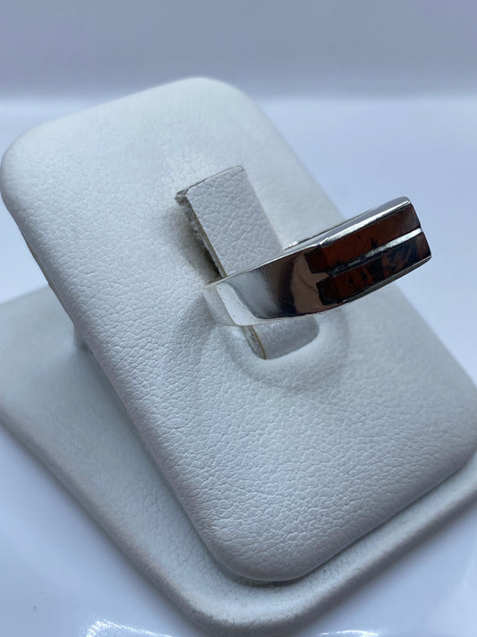 Anillo minimalista unisex en plata .925 puesto en dedo, mostrando proporción y acabado