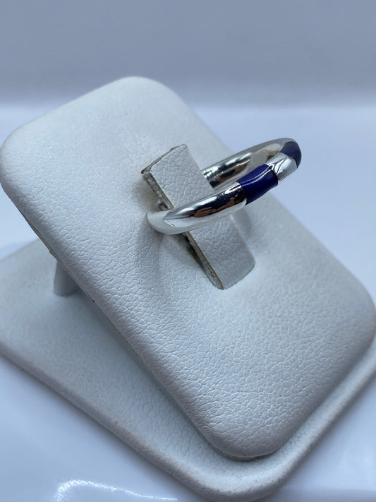 Detalle lateral del anillo minimalista mostrando el engaste de la piedra azul
