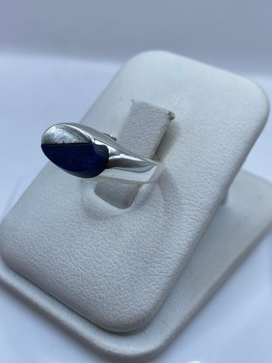 Detalle del lapislázuli con vetas doradas naturales en plata .925