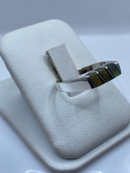 Anillo unisex plata .925 en dedo, mostrando el engaste de la piedra natural desde el lateral