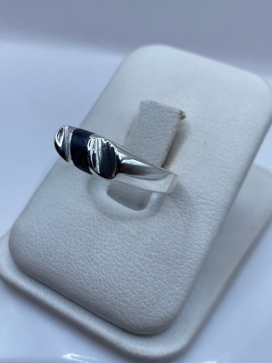 Detalle lateral del anillo mostrando la banda de 8 mm de ancho en plata pulida