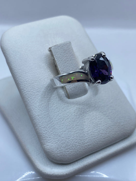 Detalle del engaste a mano del ópalo de fuego en plata .925