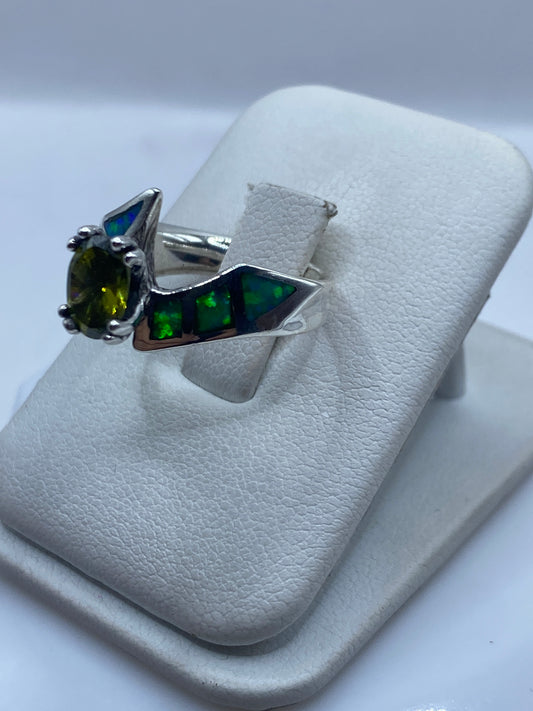 Detalle del ópalo de fuego mostrando el brillo verde y destellos internos