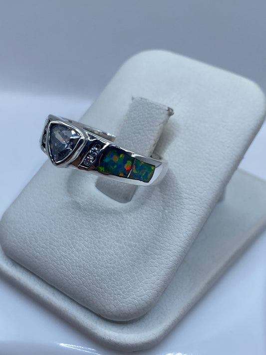 Vista lateral del anillo de ópalo de fuego en plata .925 con engaste detallado