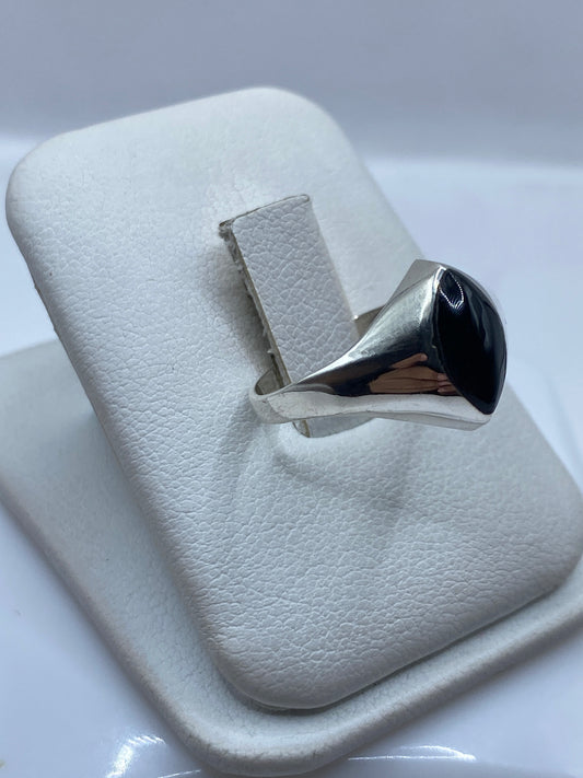 Vista lateral del anillo minimalista en plata .925 con ónix negro