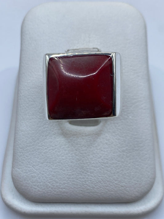 Anillo de plata .925 con coral rojo natural, vista frontal sobre fondo blanco