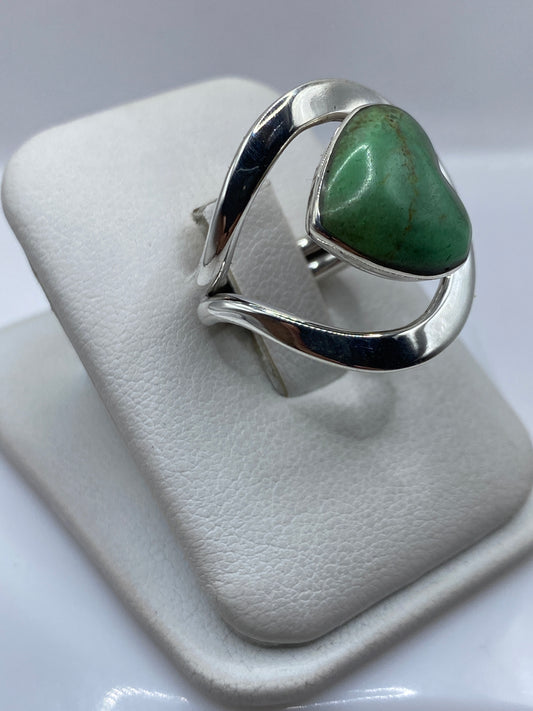 Lateral del anillo solitario de malaquita mostrando el engaste en plata .925