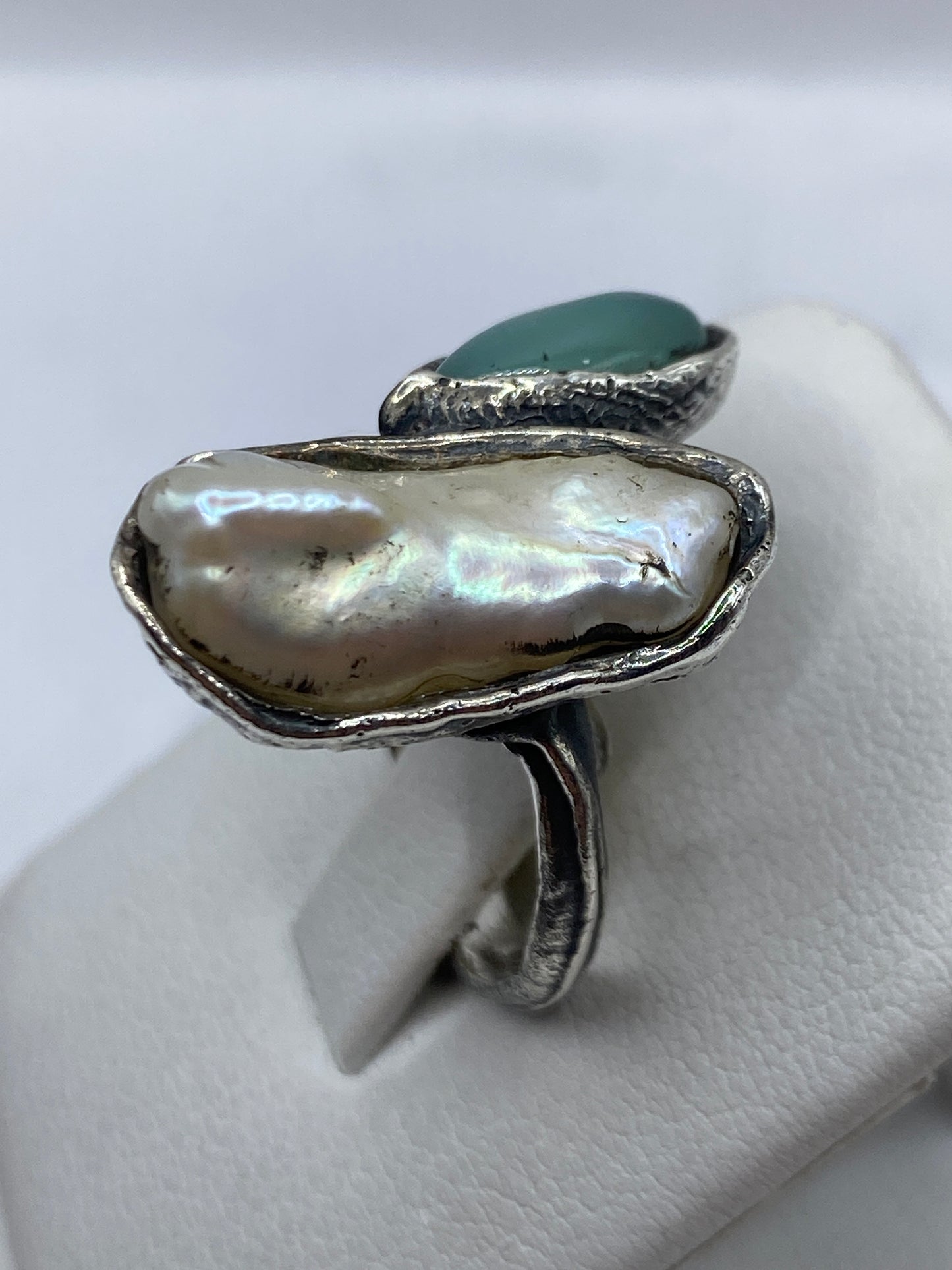 Anillo de plata perla visto desde el lateral mostrando profundidad del diseño