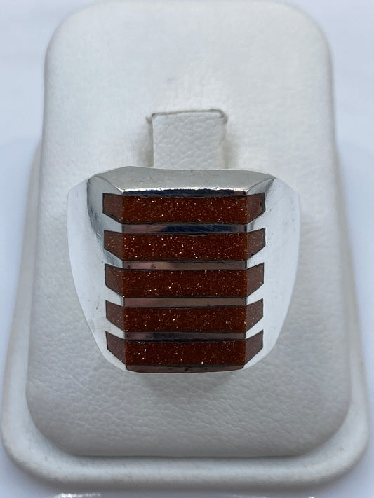 Anillo de plata con franjas de piedra café en estuche blanco