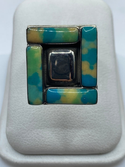 Anillo ajustable geométrico de plata con piedra central engastada, vista frontal en la mano