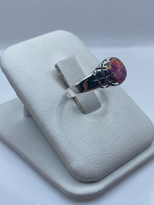 Detalle del ópalo de fuego mostrando el juego de colores rosa, naranja y dorado