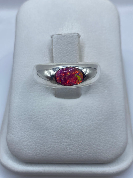 Anillo de plata con ópalo de fuego rosa mostrando juego de color naranja y amarillo