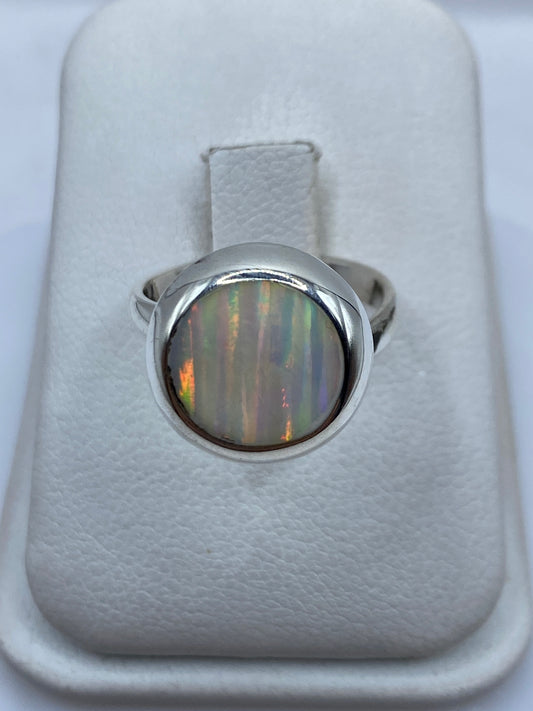 Anillo ajustable de plata con ópalo de fuego iridiscente en estuche de presentación