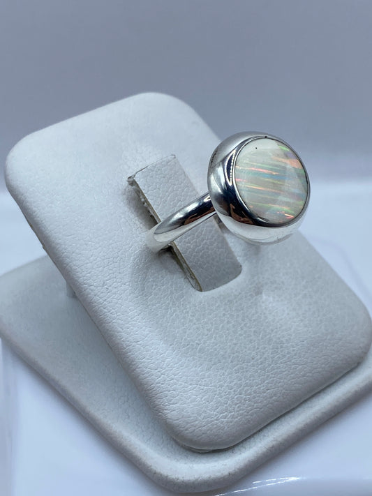 Vista lateral del anillo solitario de ópalo en plata .925 con engaste protector