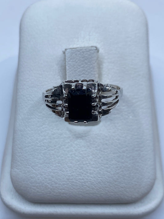 Anillo de plata solitario con circonia negra en estuche blanco