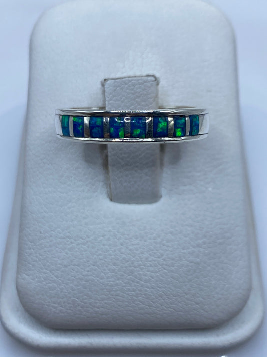 Anillo de plata .950 con ópalo de fuego azul en caja de presentación blanca