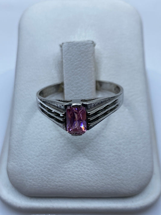 Anillo de plata solitario con circonia rosa facetada en estuche blanco