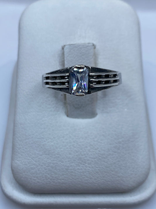 Anillo de plata solitario con circonia blanca brillante en estuche blanco