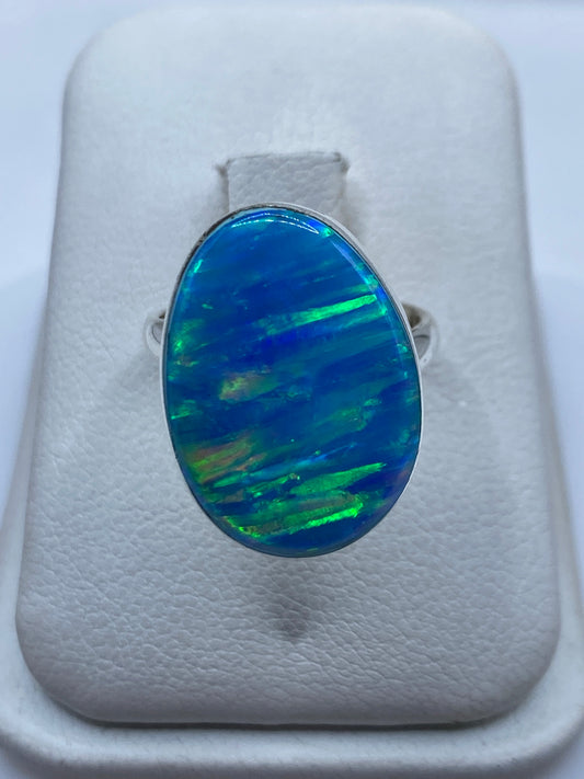 Anillo de plata .950 con ópalo azul cielo en la mano de una mujer