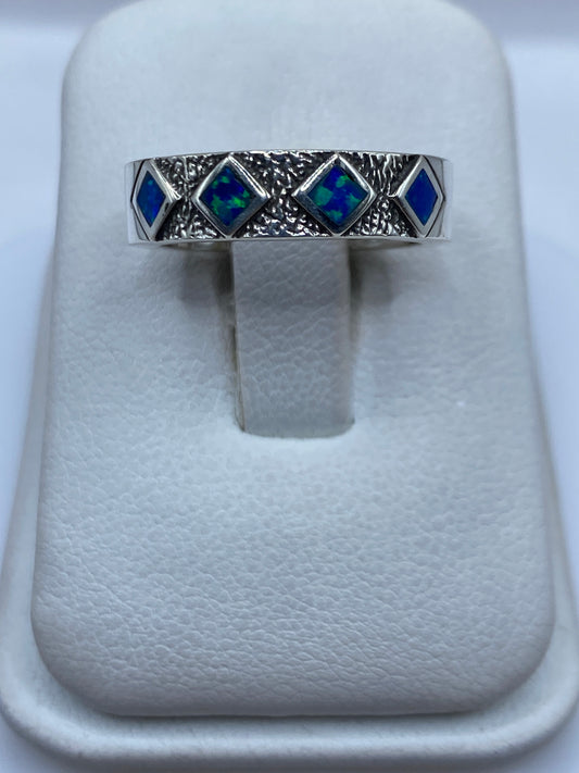 Anillo de plata .950 con ópalo de fuego azul engastado en textura artesanal, vista frontal