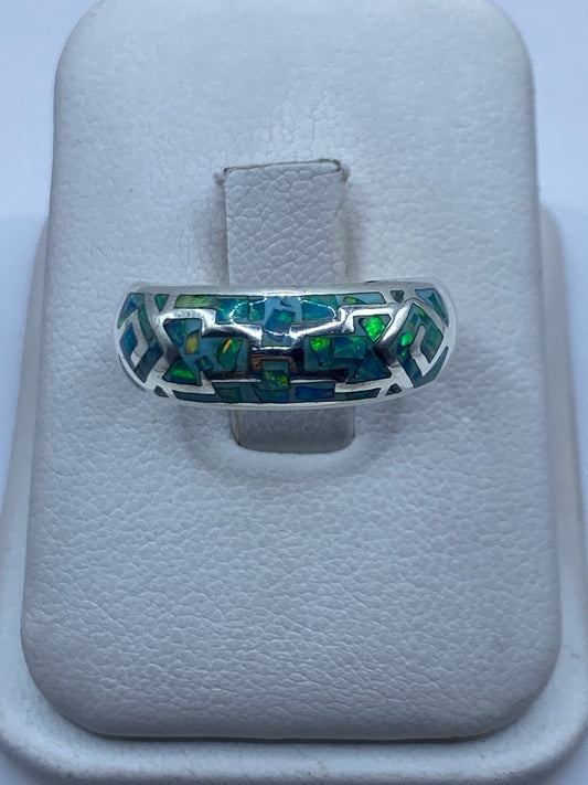 Anillo de plata .950 con ópalo de fuego azul cielo en engaste geométrico modular