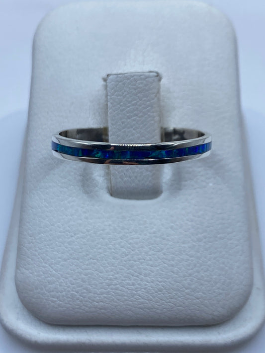 Anillo de plata .925 con ópalo de fuego azul en estuche blanco, vista frontal