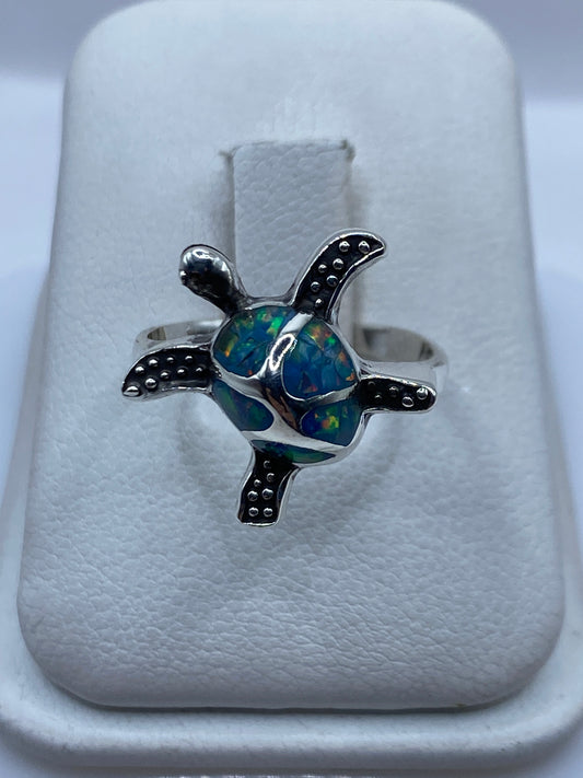 Anillo de plata tortuga marina con ópalo de fuego azul cielo en estuche blanco