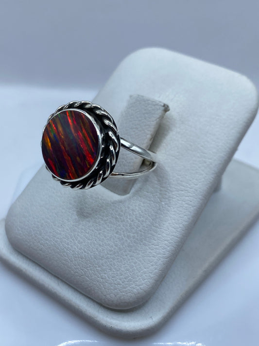 Vista lateral del anillo vintage de plata .925 con ópalo natural