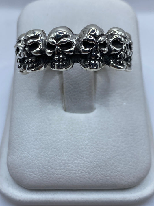 Anillo de plata .925 con cuatro calaveras talladas a mano, vista frontal de perfil