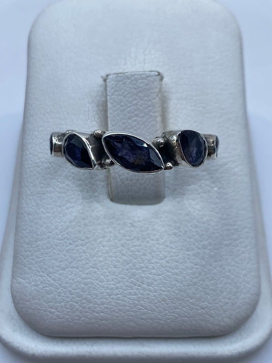 Anillo de plata con circonia azul facetada en estuche de presentación blanco