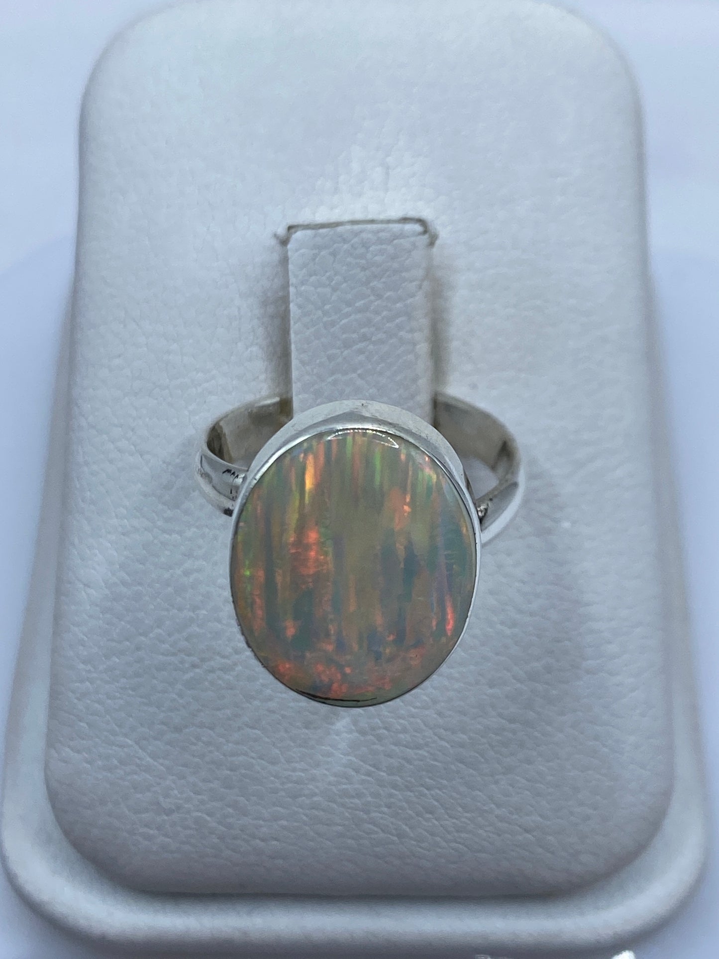 Anillo de plata .950 con ópalo de fuego natural multicolor en estuche blanco