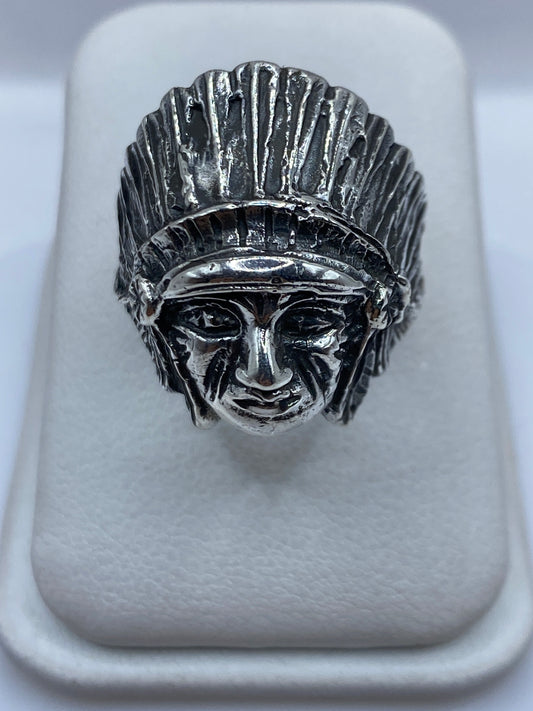Anillo de plata .950 con rostro guerrero prehispánico, visto de frente