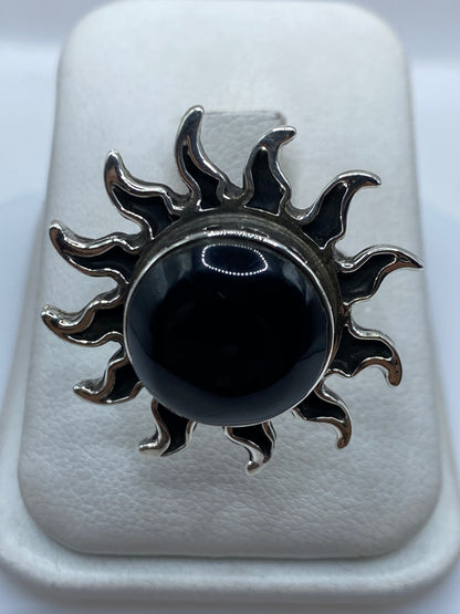 Anillo de plata con ónix negro natural y grabados étnicos en relieve