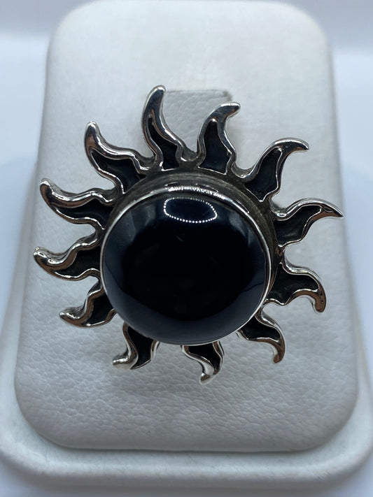 Anillo de plata con ónix negro natural y grabados étnicos en relieve