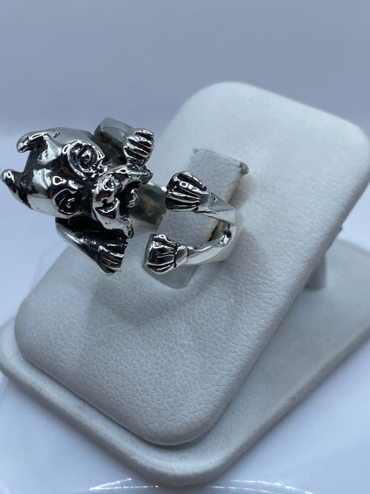 Anillo de plata .925 con rostro prehispánico ajustable, visto desde frente sobre maniquí