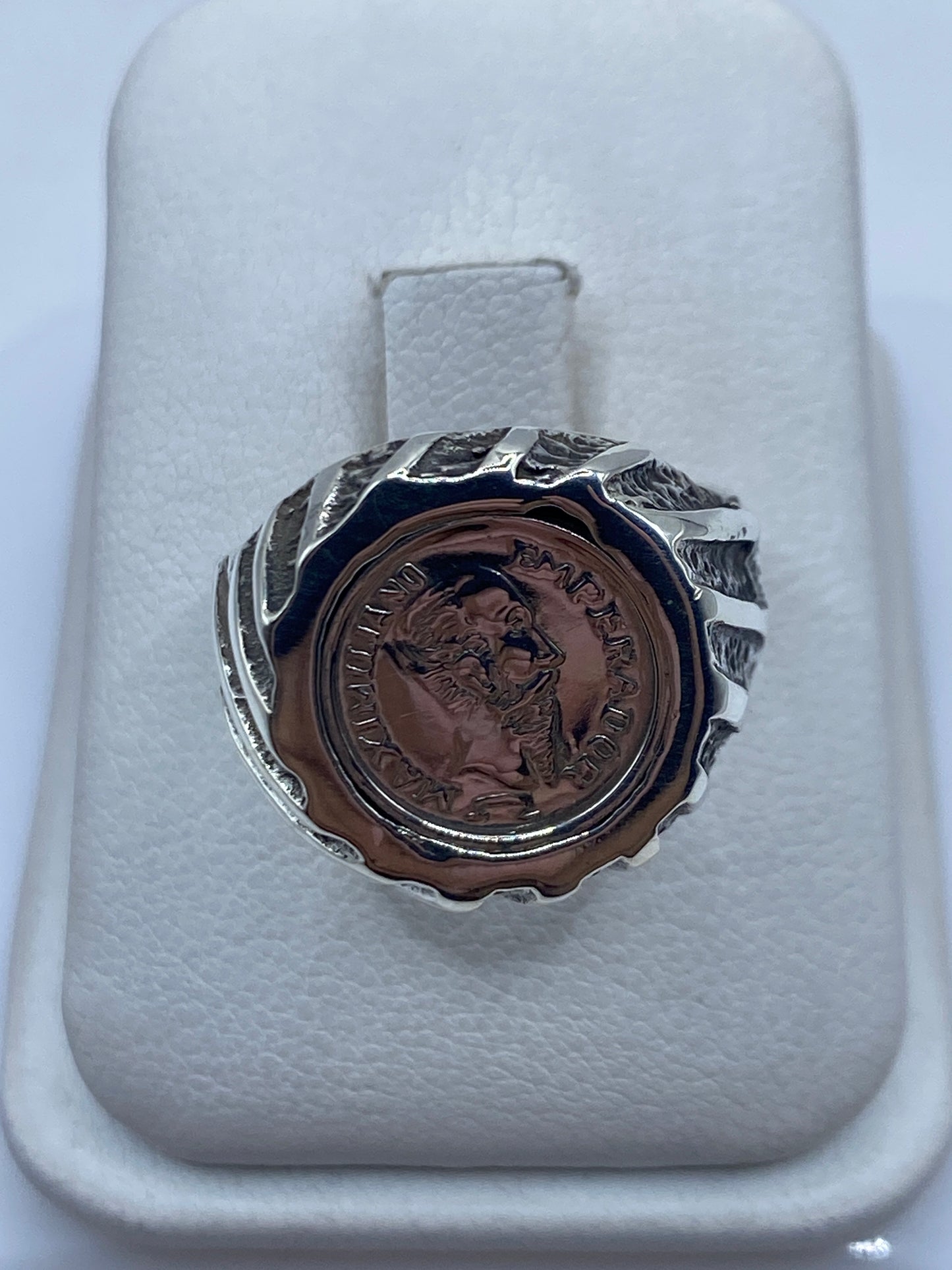Anillo de plata sello con moneda romana grabada en relieve, vista frontal