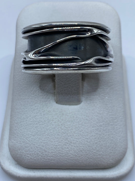 Anillo de plata .925 con bandas superpuestas en vista superior, mostrando el pulido detallado