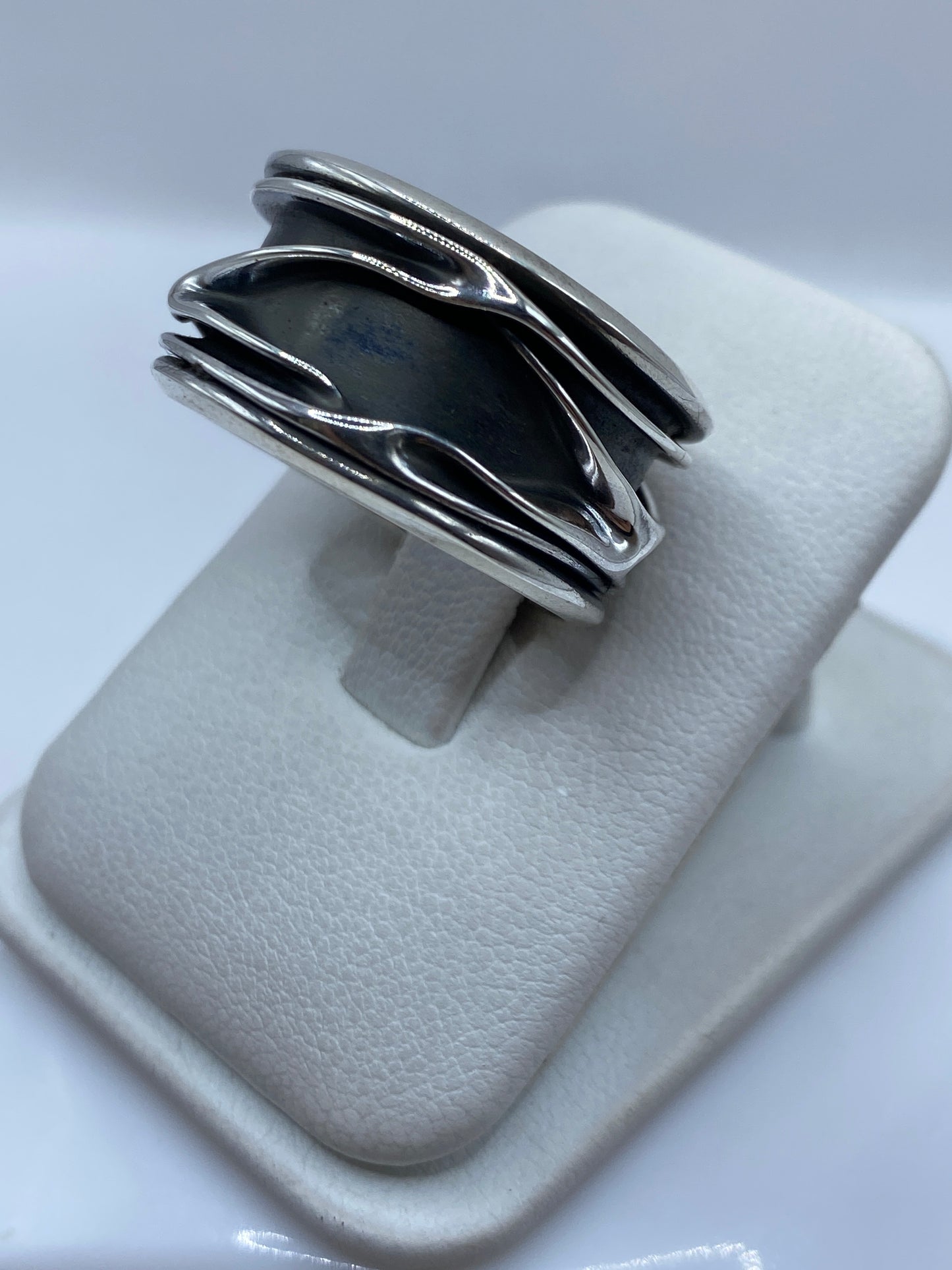 Anillo de plata para hombre en talla 12, bandas arquitectónicas en vista lateral en dedo