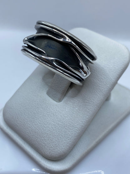 Anillo de plata para hombre en talla 12, bandas arquitectónicas en vista lateral en dedo