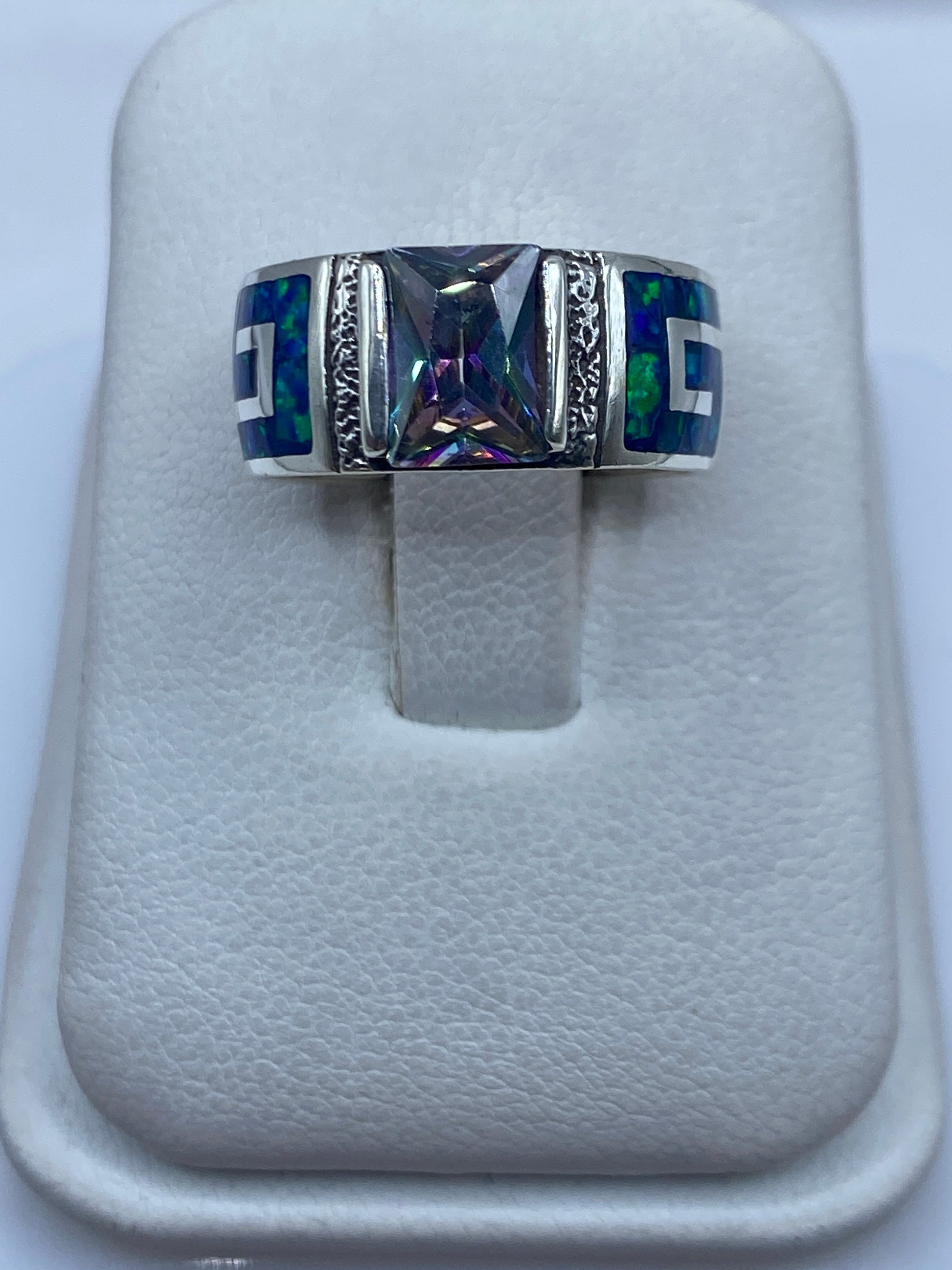 Anillo de plata .950 con ópalo de fuego azul, vista superior mostrando el engaste y el brillo natural de la piedra