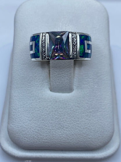 Anillo de plata .950 con ópalo de fuego azul, vista superior mostrando el engaste y el brillo natural de la piedra