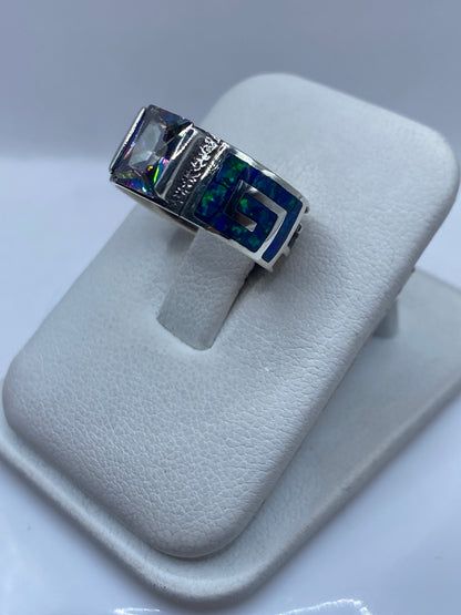 Detalle lateral del anillo coctel en plata pura, revelando la banda y el acabado martillado artesanal