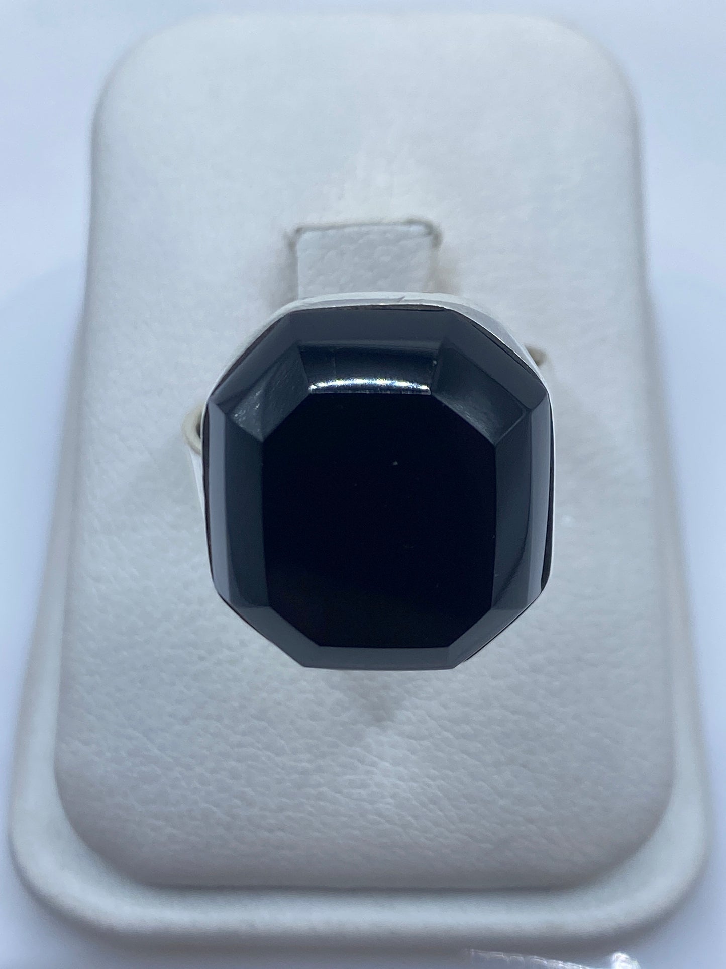 Anillo de plata .925 con ónix negro pulido en estuche de presentación
