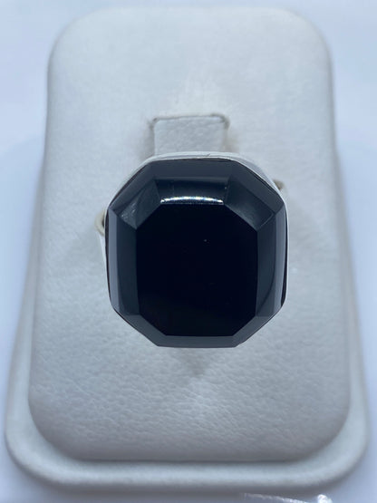 Anillo de plata .925 con ónix negro pulido en estuche de presentación