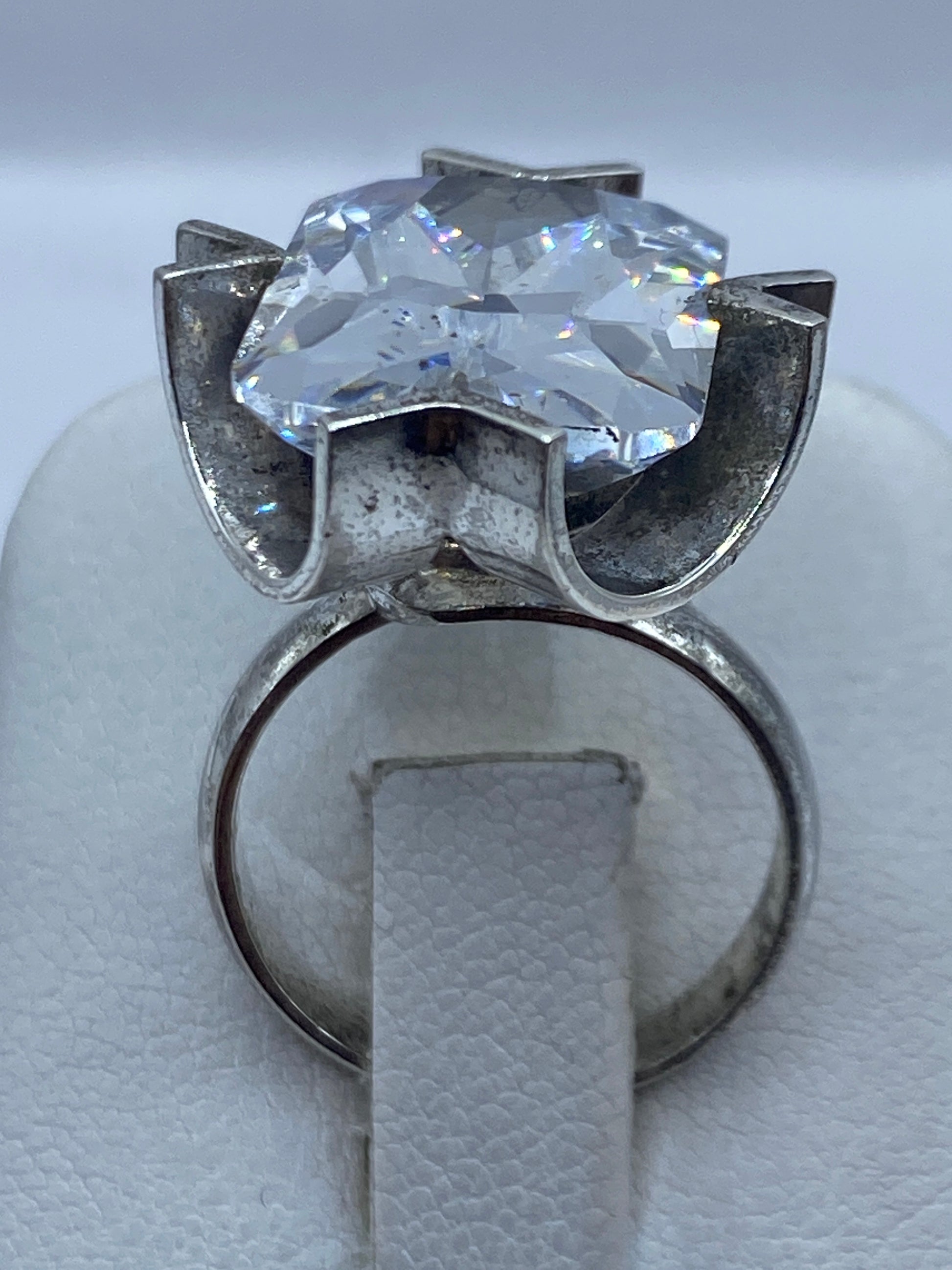 Anillo de plata solitario con circonia cristalina facetada vista desde arriba