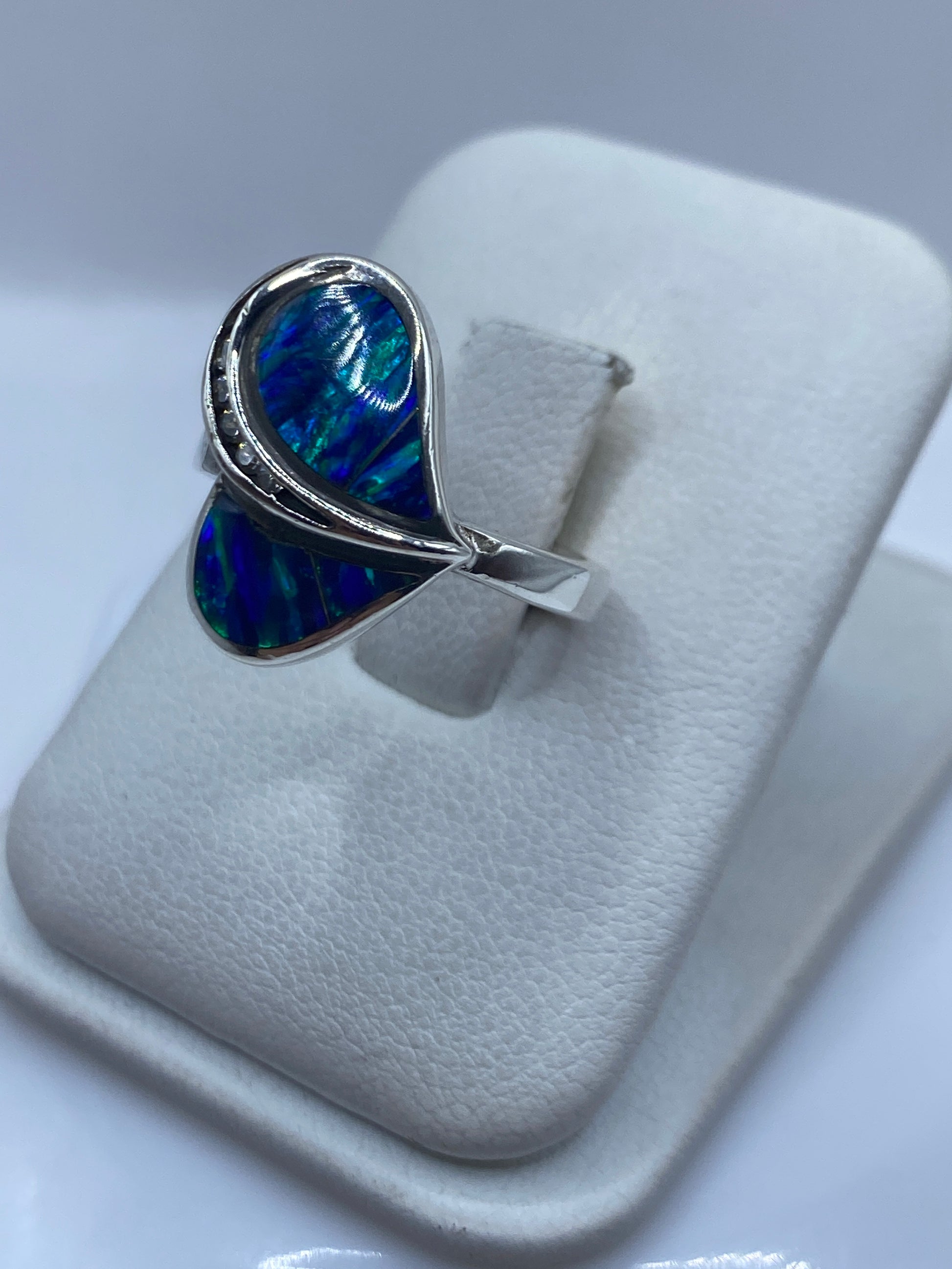 Vista lateral del anillo moderno de plata .925 con ópalo azul engastado