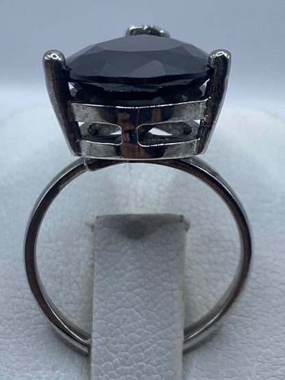 Anillo solitario de plata con circonia negra facetada, vista frontal