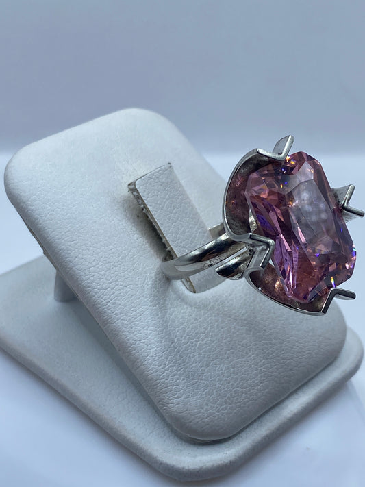 Anillo ajustable de circonia rosa en plata .925, detalle lateral del engaste geométrico