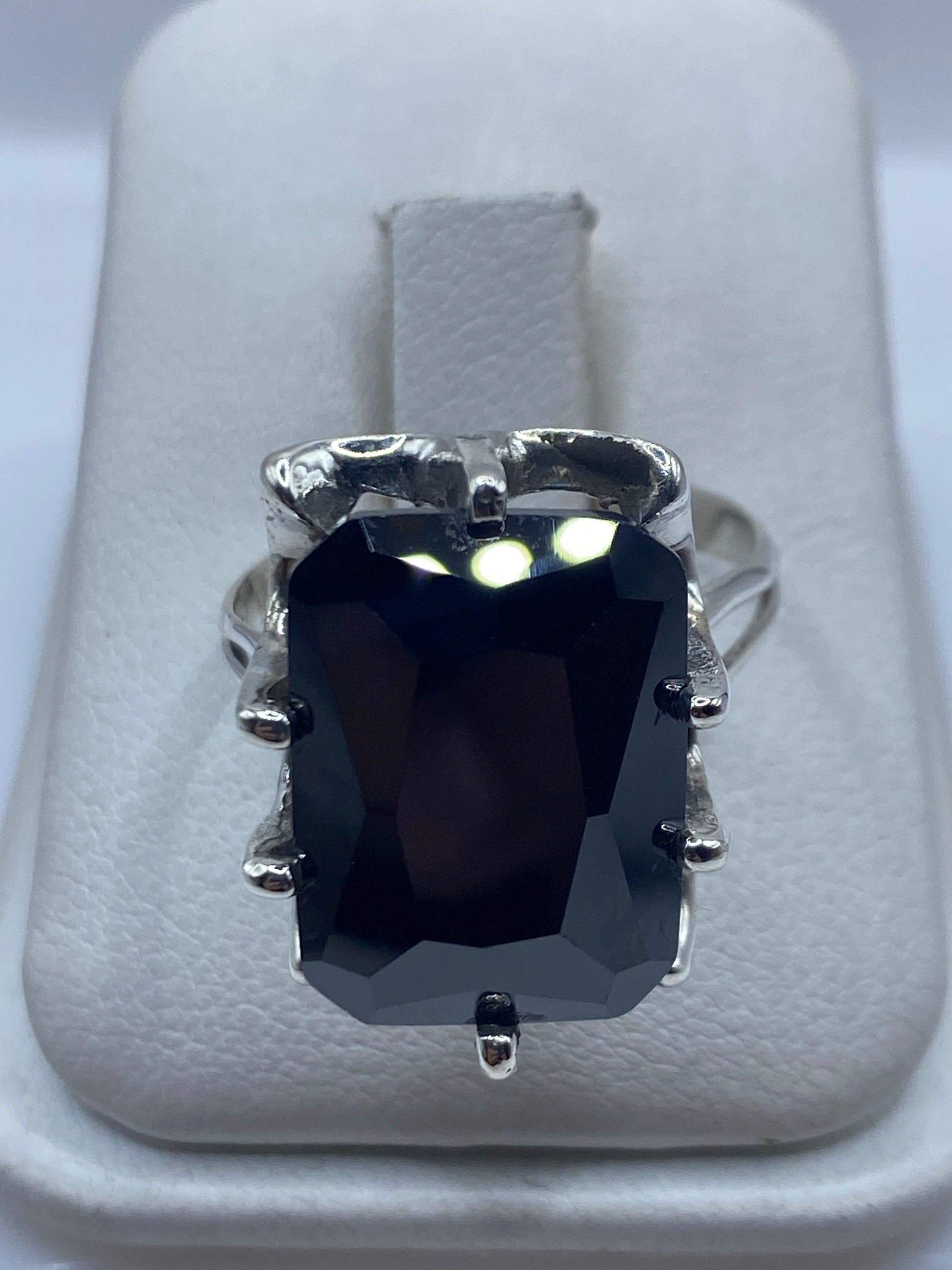 Anillo de plata .925 con circonia negra facetada en estuche blanco
